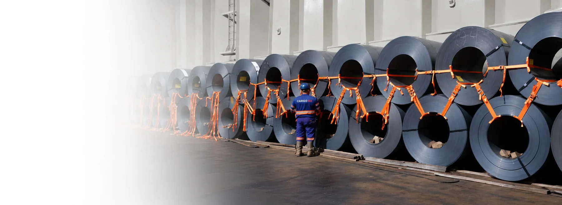 Operación de carga con bobinas de acero aseguradas dentro de una instalación industrial