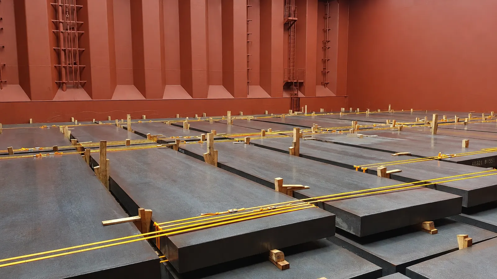 Planchas de acero trincadas en bodega de carga