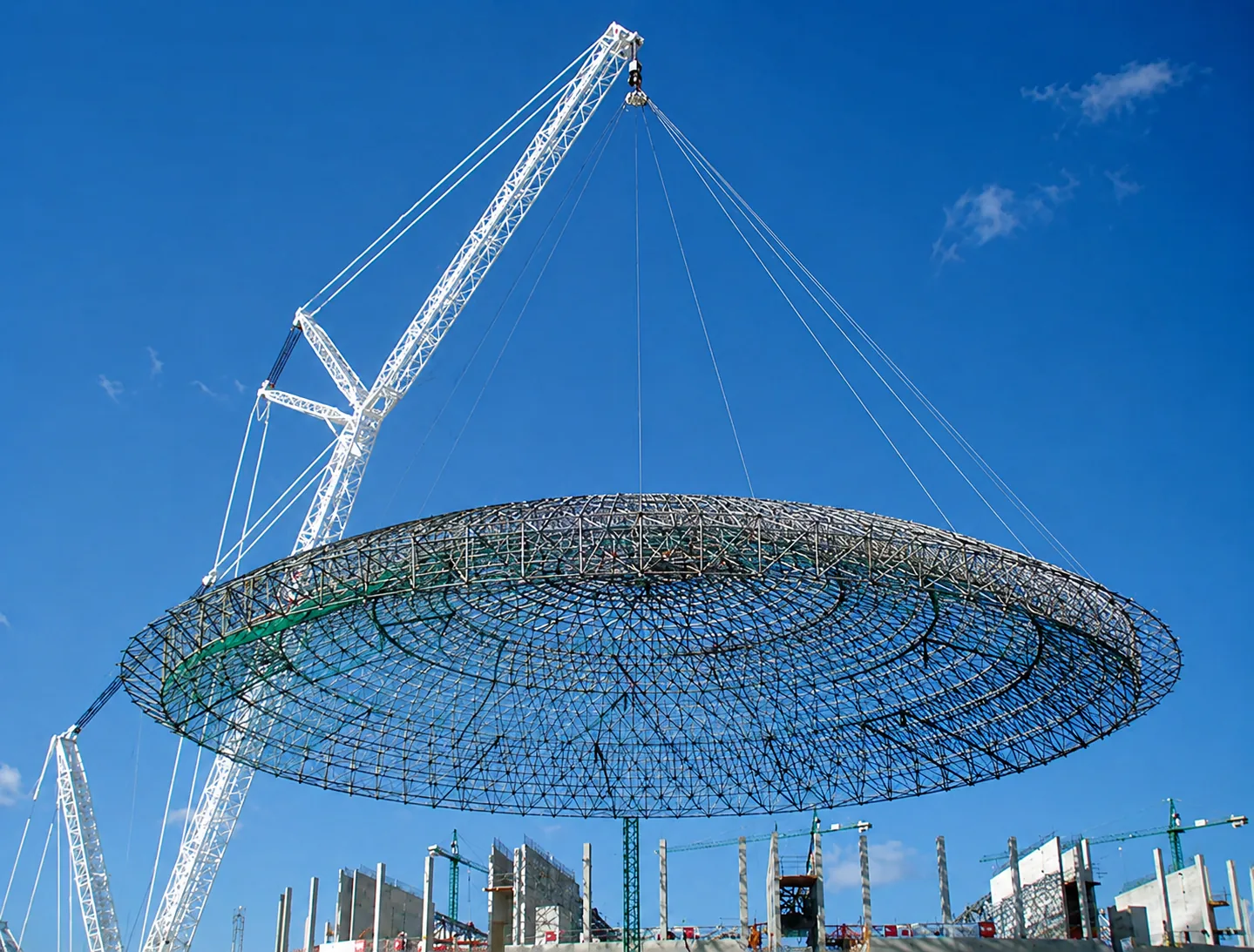 Estructura metálica pesada elevada con grúas en un proyecto de construcción